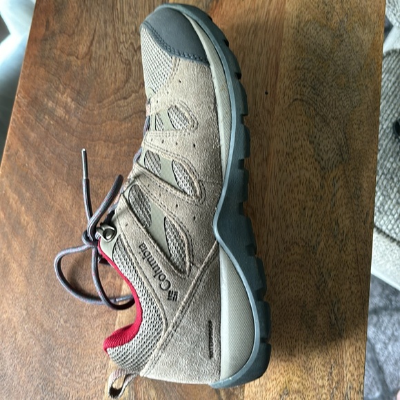 Women’s Columbia hiking shoes, sized 8.5; worn one time - Picture 3 of 7